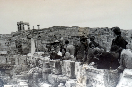 ASCSA students including Fulbrighters at Ancient Corinth, Nov. 1951. ASCSA Archives, Matthew Wiencke Collection.